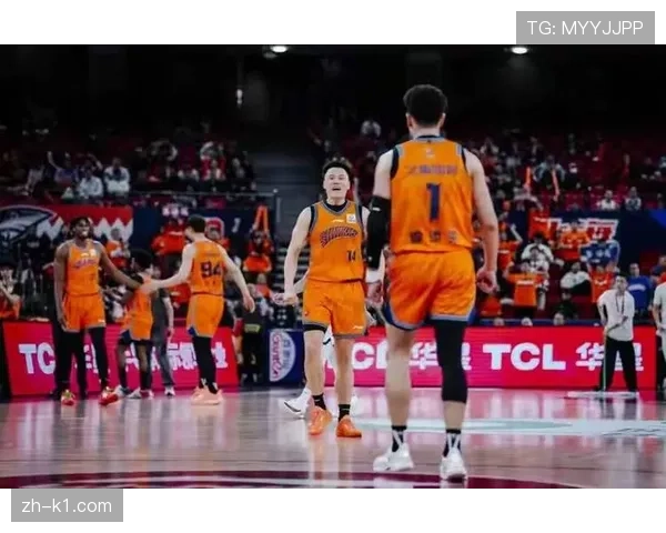 上海87-82险胜北京,洛夫顿18分率队取得半决赛开门红 上海87-82险胜北京,洛夫顿18分率队取得半决赛开门红